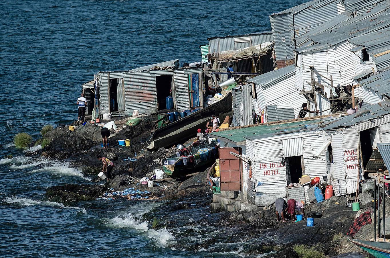 La isla Migingo es una roca cubierta de chozas, que se levanta en las aguas del lago Victoria como una tortuga de hierro. Su superficie equivale a medio campo de fútbol y en él se amontonan sus habitantes entre casuchas de metal corrugado. Pescar percas del Nilo es su principal ocupación y objeto de disputa entre Kenia y Uganda, países fronterizos interesados en ella por el valor de la pesca. También hay bares, algún que otro burdel. Y un puerto.