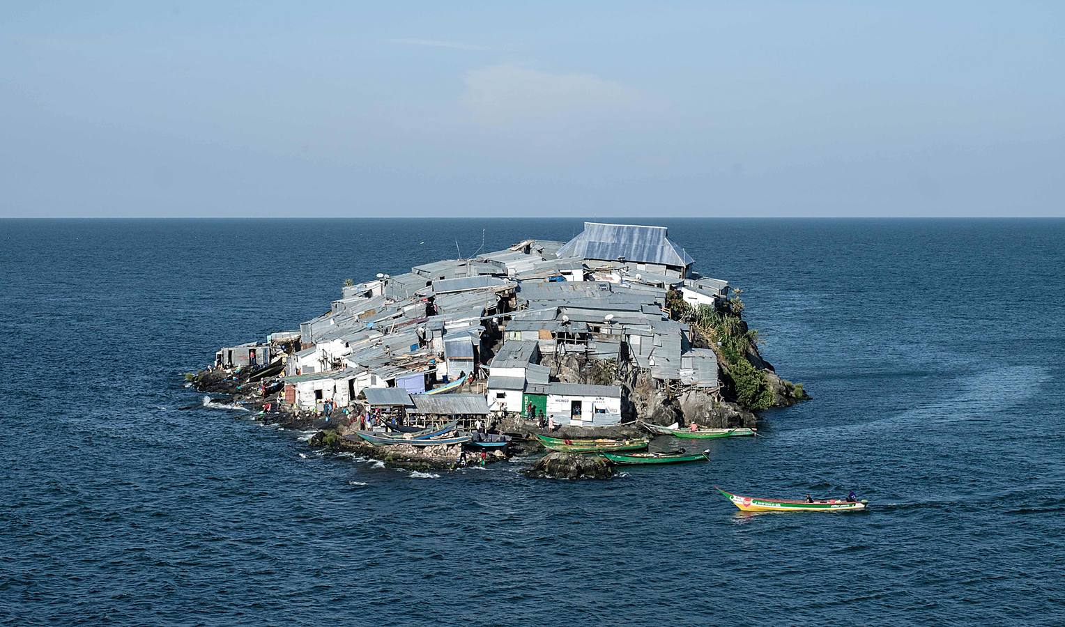 La isla Migingo es una roca cubierta de chozas, que se levanta en las aguas del lago Victoria como una tortuga de hierro. Su superficie equivale a medio campo de fútbol y en él se amontonan sus habitantes entre casuchas de metal corrugado. Pescar percas del Nilo es su principal ocupación y objeto de disputa entre Kenia y Uganda, países fronterizos interesados en ella por el valor de la pesca. También hay bares, algún que otro burdel. Y un puerto.