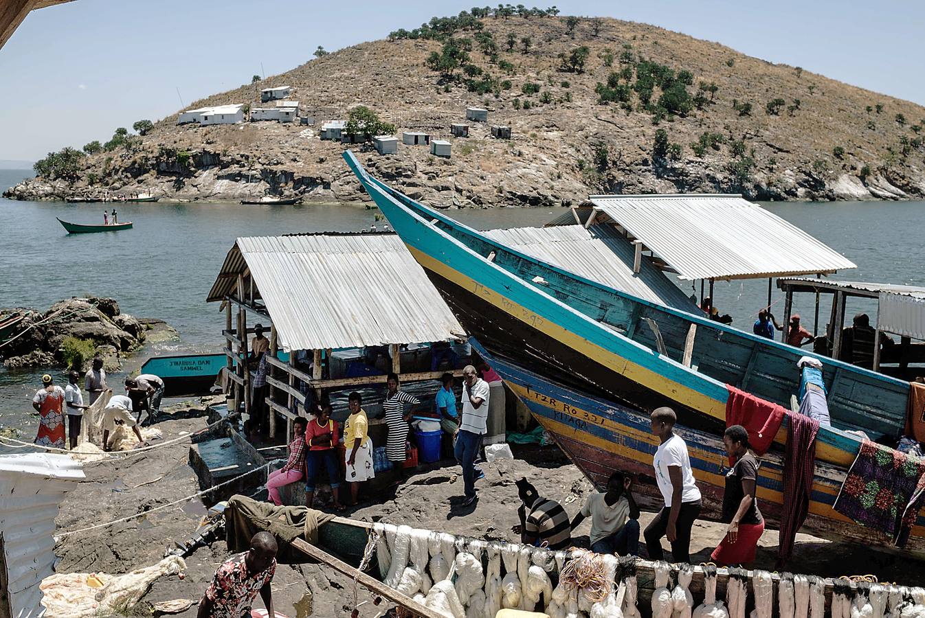 La isla Migingo es una roca cubierta de chozas, que se levanta en las aguas del lago Victoria como una tortuga de hierro. Su superficie equivale a medio campo de fútbol y en él se amontonan sus habitantes entre casuchas de metal corrugado. Pescar percas del Nilo es su principal ocupación y objeto de disputa entre Kenia y Uganda, países fronterizos interesados en ella por el valor de la pesca. También hay bares, algún que otro burdel. Y un puerto.