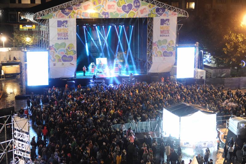 Un cartel que hará desfilar a La Pegatina, Muchachito, Iseo & Dodosound y Revolta Permanent por la Herriko Plaza. 