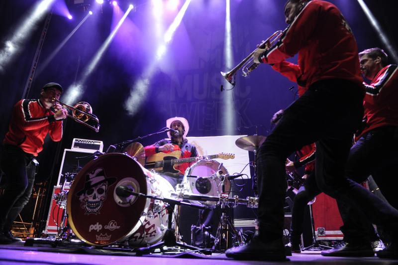 Un cartel que hará desfilar a La Pegatina, Muchachito, Iseo & Dodosound y Revolta Permanent por la Herriko Plaza. 