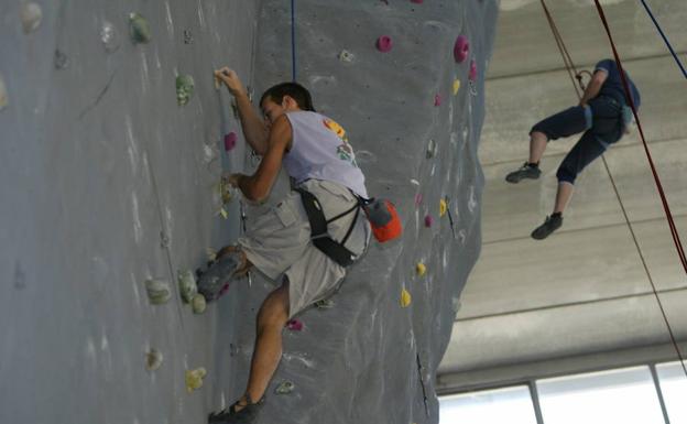 Dos jóvenes escalan en un rocódromo de Vitoria. 