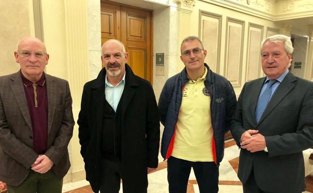 De izquierda a derecha, Víctor García Hidalgo, José Antonio Anguiano, Roberto García Tobalina y Carlos Zapatero, este lunes en el Ayuntamiento de Vitoria. 