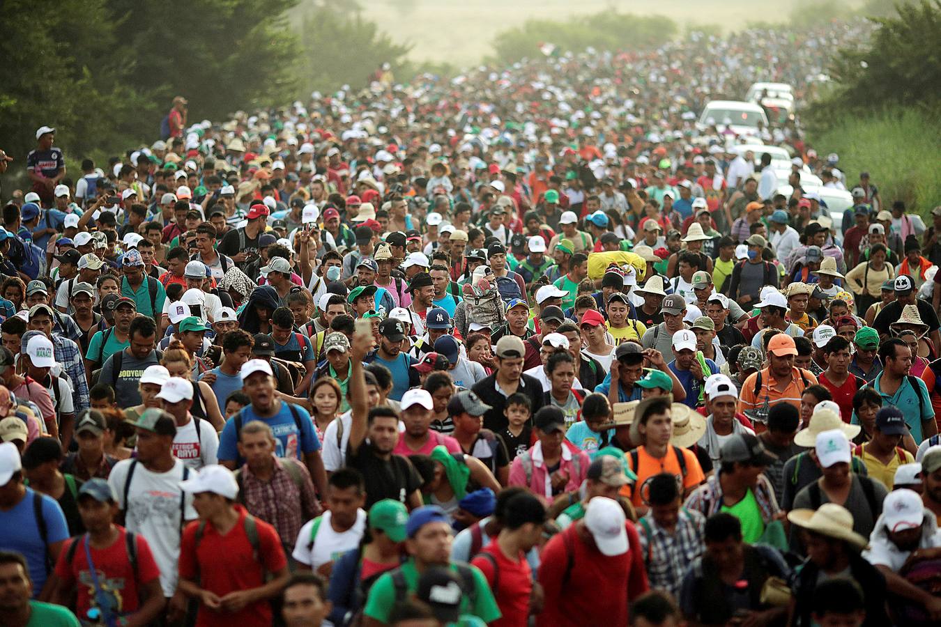 Hace unos días una segunda caravana de migrantes centroamericanos puso rumbo a los Estados Unidos. Con la frontera entre Honduras y Guatemala cerrada, han optado por seguir su camino derribando las barreras. La marcha original, con más de 7.000 personas, continúa su avance hacia el norte de México, donde el presidente Peña Nieto ha enviado a cientos de policías. A pesar de las amenazas de Donald Trump, muchos miles prosiguen su viaje con la intención de alcanzar los Estados Unidos. 