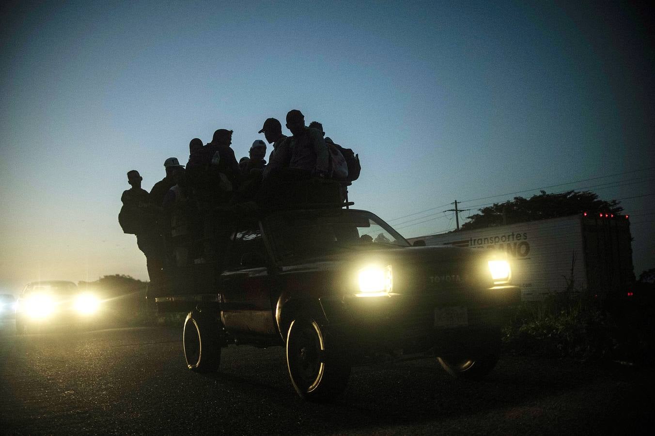 Hace unos días una segunda caravana de migrantes centroamericanos puso rumbo a los Estados Unidos. Con la frontera entre Honduras y Guatemala cerrada, han optado por seguir su camino derribando las barreras. La marcha original, con más de 7.000 personas, continúa su avance hacia el norte de México, donde el presidente Peña Nieto ha enviado a cientos de policías. A pesar de las amenazas de Donald Trump, muchos miles prosiguen su viaje con la intención de alcanzar los Estados Unidos. 