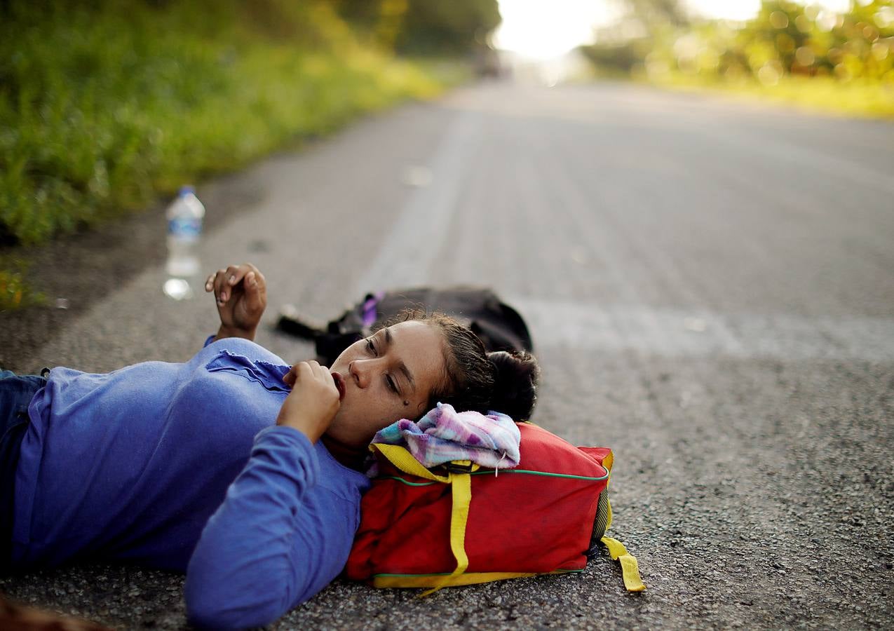 Hace unos días una segunda caravana de migrantes centroamericanos puso rumbo a los Estados Unidos. Con la frontera entre Honduras y Guatemala cerrada, han optado por seguir su camino derribando las barreras. La marcha original, con más de 7.000 personas, continúa su avance hacia el norte de México, donde el presidente Peña Nieto ha enviado a cientos de policías. A pesar de las amenazas de Donald Trump, muchos miles prosiguen su viaje con la intención de alcanzar los Estados Unidos. 