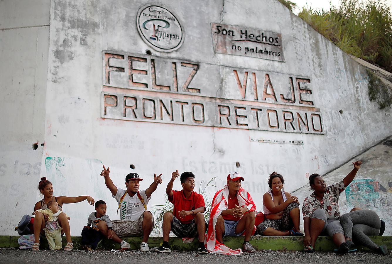 Hace unos días una segunda caravana de migrantes centroamericanos puso rumbo a los Estados Unidos. Con la frontera entre Honduras y Guatemala cerrada, han optado por seguir su camino derribando las barreras. La marcha original, con más de 7.000 personas, continúa su avance hacia el norte de México, donde el presidente Peña Nieto ha enviado a cientos de policías. A pesar de las amenazas de Donald Trump, muchos miles prosiguen su viaje con la intención de alcanzar los Estados Unidos. 