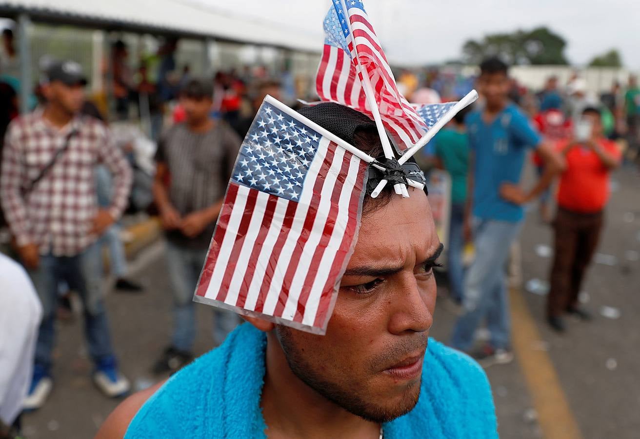 Hace unos días una segunda caravana de migrantes centroamericanos puso rumbo a los Estados Unidos. Con la frontera entre Honduras y Guatemala cerrada, han optado por seguir su camino derribando las barreras. La marcha original, con más de 7.000 personas, continúa su avance hacia el norte de México, donde el presidente Peña Nieto ha enviado a cientos de policías. A pesar de las amenazas de Donald Trump, muchos miles prosiguen su viaje con la intención de alcanzar los Estados Unidos. 