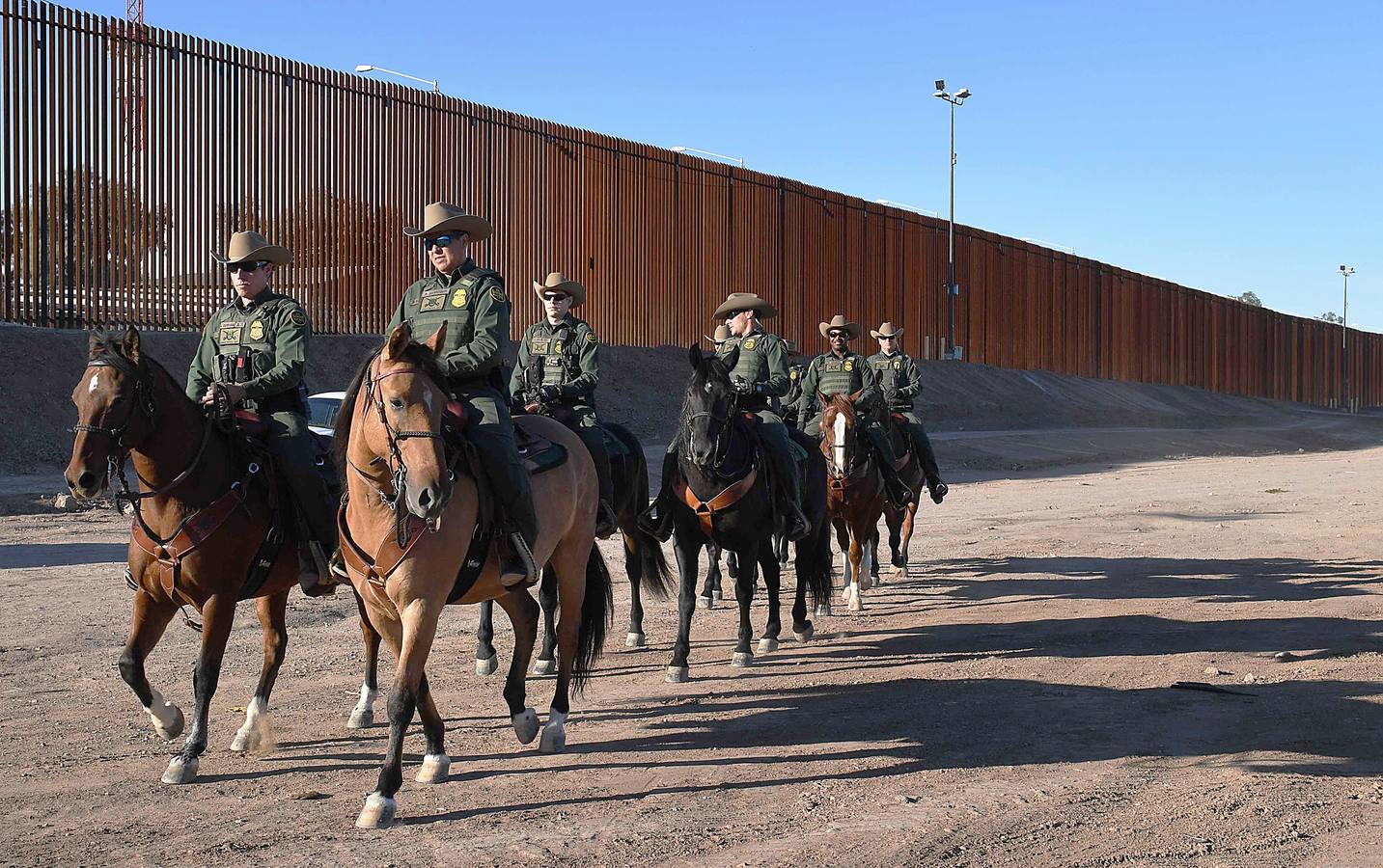 Hace unos días una segunda caravana de migrantes centroamericanos puso rumbo a los Estados Unidos. Con la frontera entre Honduras y Guatemala cerrada, han optado por seguir su camino derribando las barreras. La marcha original, con más de 7.000 personas, continúa su avance hacia el norte de México, donde el presidente Peña Nieto ha enviado a cientos de policías. A pesar de las amenazas de Donald Trump, muchos miles prosiguen su viaje con la intención de alcanzar los Estados Unidos. 