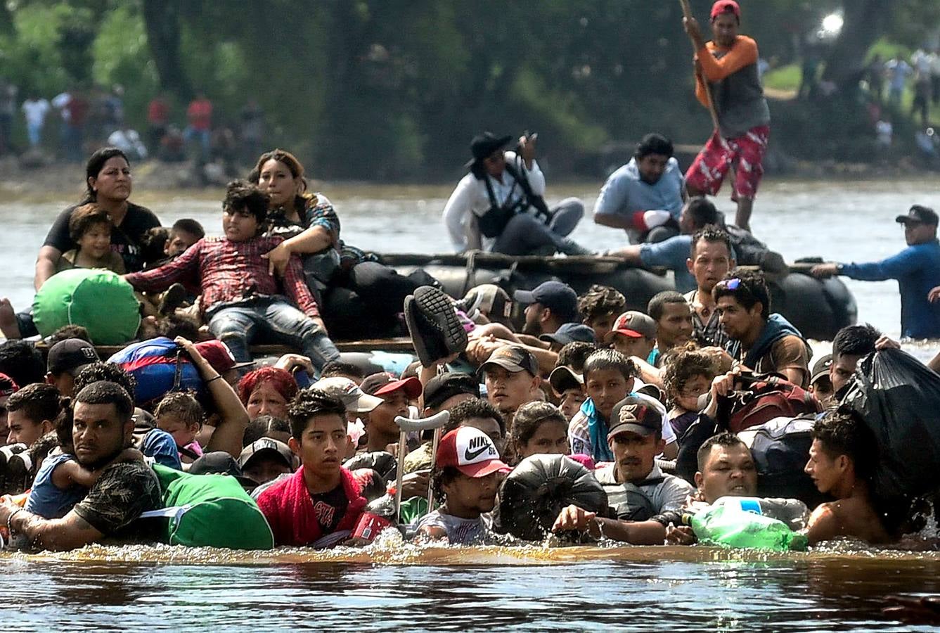 Hace unos días una segunda caravana de migrantes centroamericanos puso rumbo a los Estados Unidos. Con la frontera entre Honduras y Guatemala cerrada, han optado por seguir su camino derribando las barreras. La marcha original, con más de 7.000 personas, continúa su avance hacia el norte de México, donde el presidente Peña Nieto ha enviado a cientos de policías. A pesar de las amenazas de Donald Trump, muchos miles prosiguen su viaje con la intención de alcanzar los Estados Unidos. 