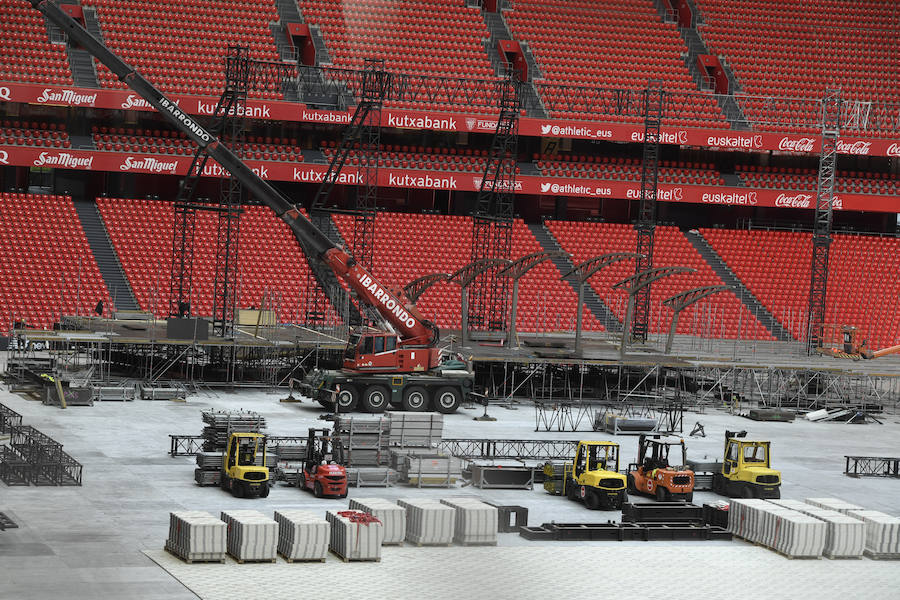 Las grúas han iniciado este martes en la Catedral las labores de montaje del gran escenario en el que actuarán los británicos Muse y sus teloneros