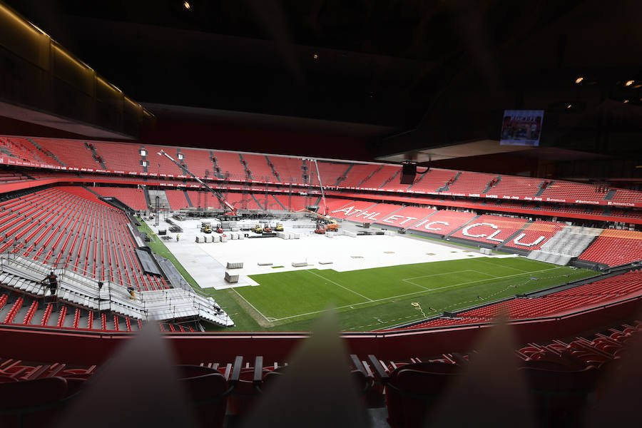 Las grúas han iniciado este martes en la Catedral las labores de montaje del gran escenario en el que actuarán los británicos Muse y sus teloneros