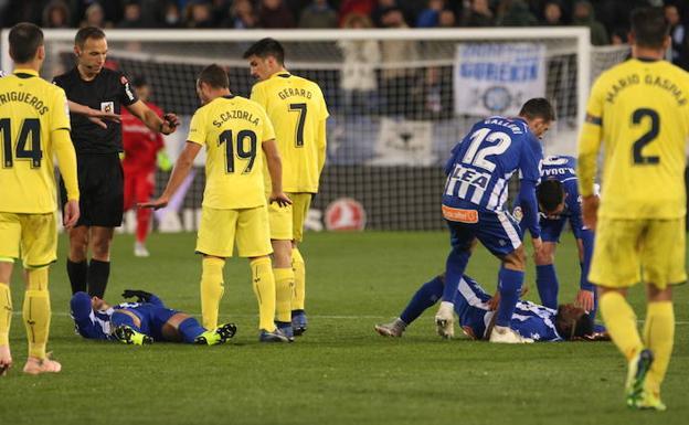 Ximo Navarro y Wakaso, tendidos en el suelo tras el choque que sufrieron en el partido contra el Villarreal.