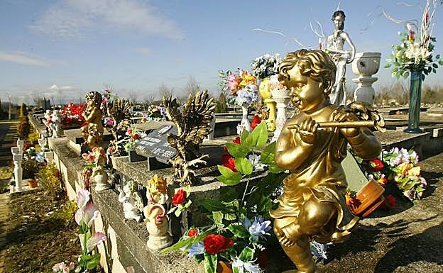 Varias tumbas del cementerio El Salvador, en Vitoria.