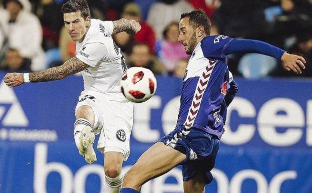 Amelibia disputa un balon al valencianista Santi Mina.