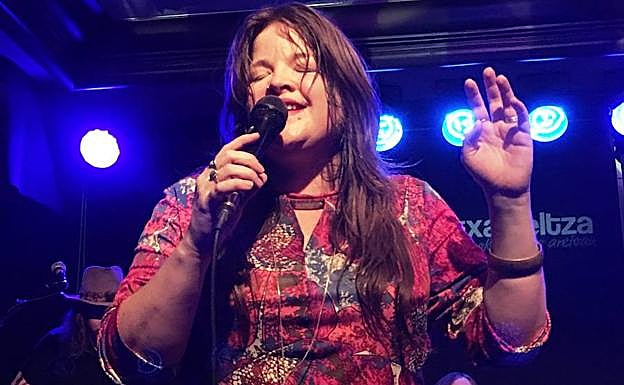 Mary Beth Richardson, con vestido hippie y poderío vocal sentimental.