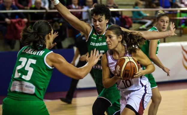 Juana Molina recibe un dos contra uno de Lakloth y Spanou durante el partido de ayer en Maloste.