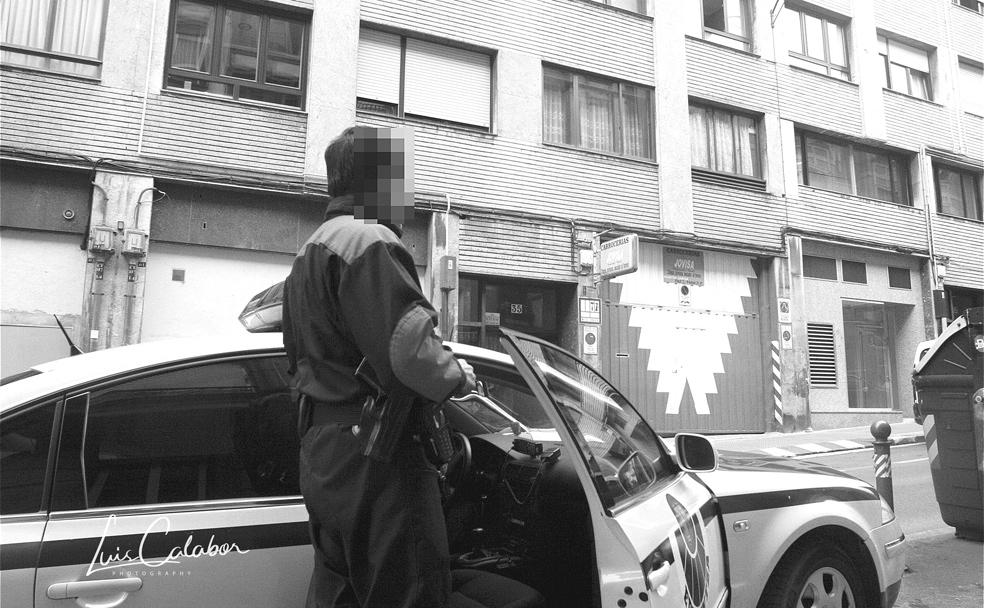 Una patrulla de la Ertzaintza vigila el portal 35 de la calle Irala donde apareció el cadáver.