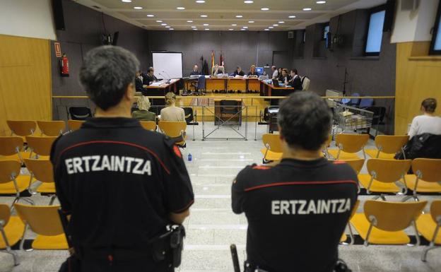 Dos ertzainas siguen el juicio por la muerte de Iñigo Cabacas.
