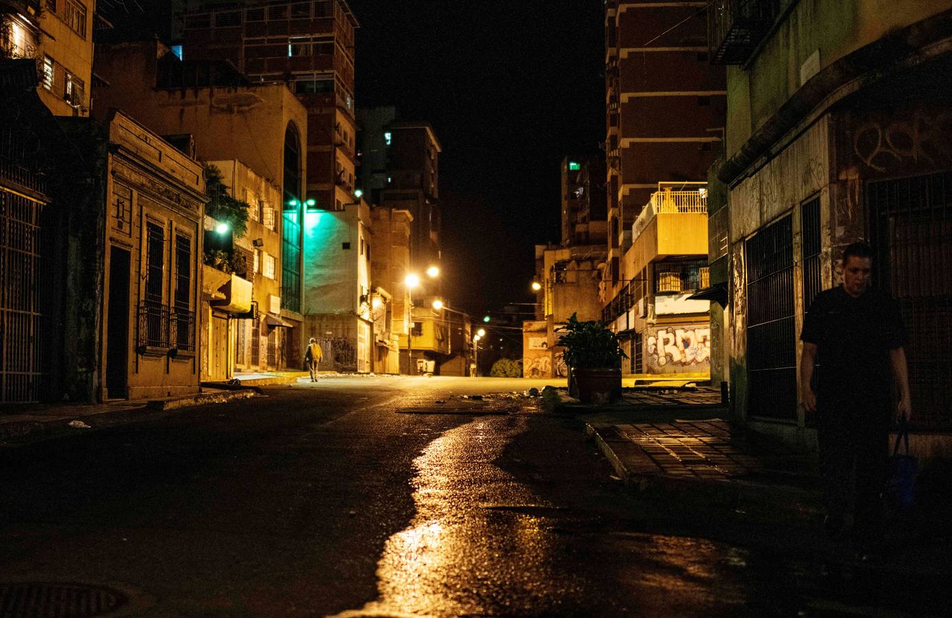 Cuando el sol se pone, las bulliciosas calles de Caracas se apagan y reinan la soledad y el crimen. La capital venezolana, castigada por la crisis económica, parece un oscuro desierto de más de dos millones de habitantes, en el que se desvanece la vida. Según datos de diferentes ONG`s, en 2017 se registraron alrededor de 26.000 muertes violentas en Venezuela, con una tasa de 89 por cada 100.000 habitantes, una cifra 15 veces mayor que el promedio mundial.