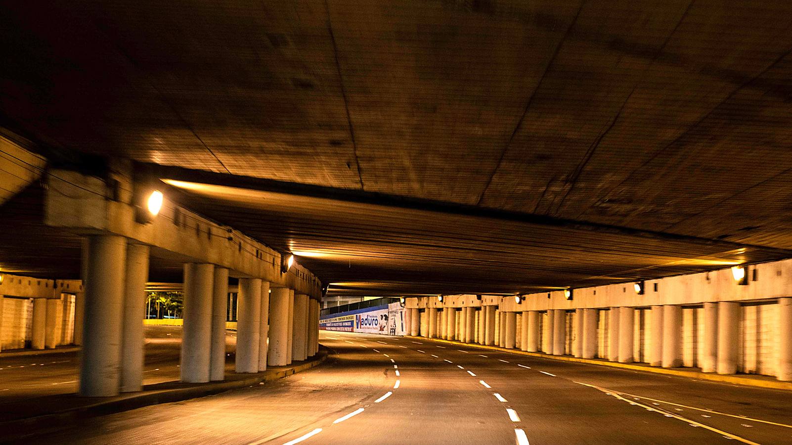 Cuando el sol se pone, las bulliciosas calles de Caracas se apagan y reinan la soledad y el crimen. La capital venezolana, castigada por la crisis económica, parece un oscuro desierto de más de dos millones de habitantes, en el que se desvanece la vida. Según datos de diferentes ONG`s, en 2017 se registraron alrededor de 26.000 muertes violentas en Venezuela, con una tasa de 89 por cada 100.000 habitantes, una cifra 15 veces mayor que el promedio mundial.