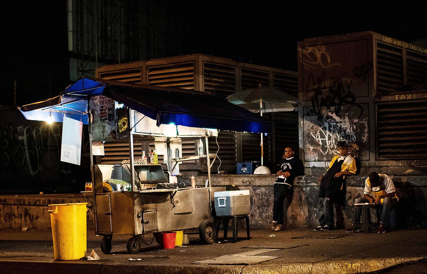 Cuando el sol se pone, las bulliciosas calles de Caracas se apagan y reinan la soledad y el crimen. La capital venezolana, castigada por la crisis económica, parece un oscuro desierto de más de dos millones de habitantes, en el que se desvanece la vida. Según datos de diferentes ONG`s, en 2017 se registraron alrededor de 26.000 muertes violentas en Venezuela, con una tasa de 89 por cada 100.000 habitantes, una cifra 15 veces mayor que el promedio mundial.