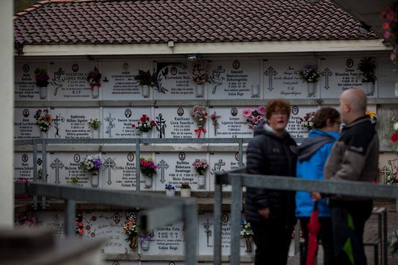 Muchos vizcaínos han aprovechado la jornada de Todos los Santos para acercarse a los cementerios a rendir homenaje a sus seres queridos 