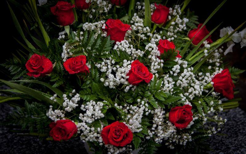 Muchos vizcaínos han aprovechado la jornada de Todos los Santos para acercarse a los cementerios a rendir homenaje a sus seres queridos 