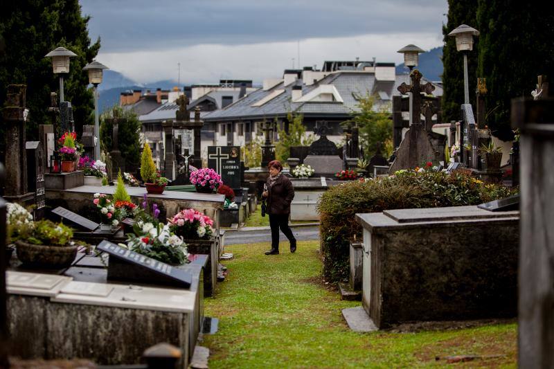 Muchos vizcaínos han aprovechado la jornada de Todos los Santos para acercarse a los cementerios a rendir homenaje a sus seres queridos 