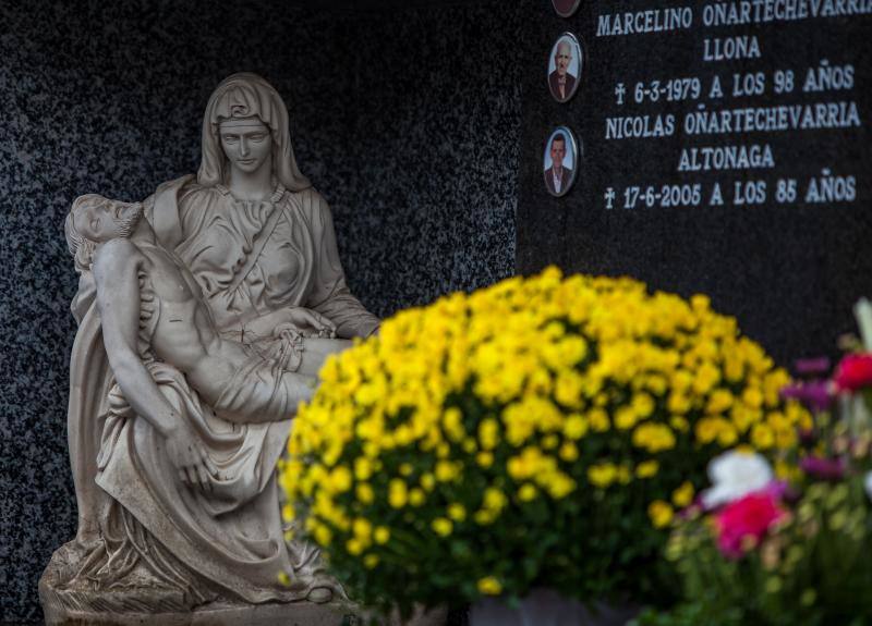 Muchos vizcaínos han aprovechado la jornada de Todos los Santos para acercarse a los cementerios a rendir homenaje a sus seres queridos 