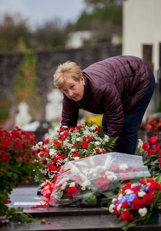 Muchos vizcaínos han aprovechado la jornada de Todos los Santos para acercarse a los cementerios a rendir homenaje a sus seres queridos 