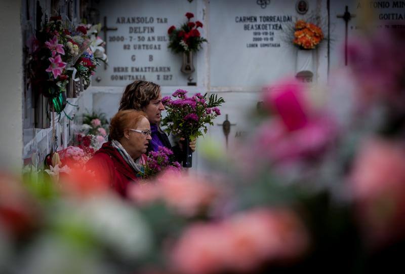 Muchos vizcaínos han aprovechado la jornada de Todos los Santos para acercarse a los cementerios a rendir homenaje a sus seres queridos 