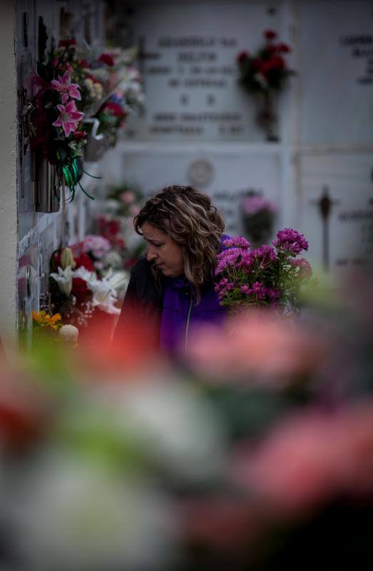 Muchos vizcaínos han aprovechado la jornada de Todos los Santos para acercarse a los cementerios a rendir homenaje a sus seres queridos 