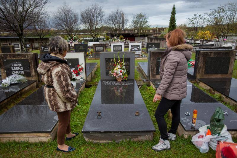 Muchos vizcaínos han aprovechado la jornada de Todos los Santos para acercarse a los cementerios a rendir homenaje a sus seres queridos 