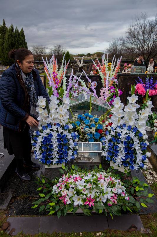 Muchos vizcaínos han aprovechado la jornada de Todos los Santos para acercarse a los cementerios a rendir homenaje a sus seres queridos 