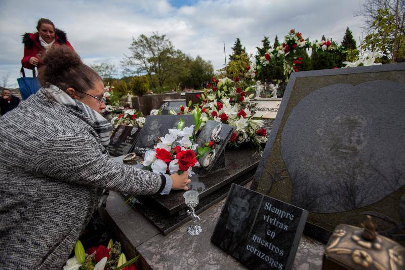 Muchos vizcaínos han aprovechado la jornada de Todos los Santos para acercarse a los cementerios a rendir homenaje a sus seres queridos 
