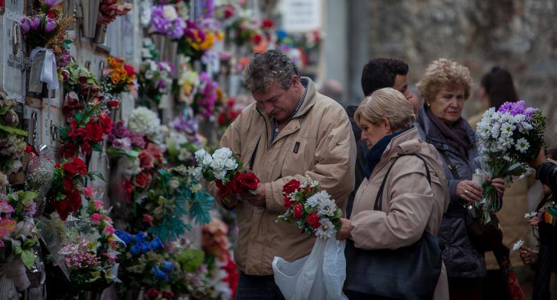 Muchos vizcaínos han aprovechado la jornada de Todos los Santos para acercarse a los cementerios a rendir homenaje a sus seres queridos 