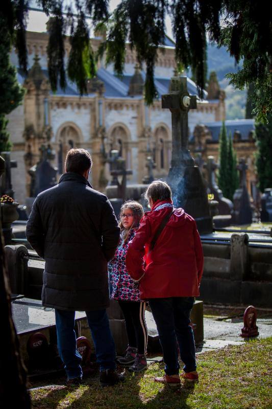 Muchos vizcaínos han aprovechado la jornada de Todos los Santos para acercarse a los cementerios a rendir homenaje a sus seres queridos 