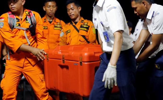 Indonesia encuentra una de las cajas negras del avión accidentado con 189 ocupantes