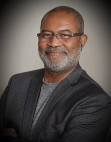 Imagen secundaria 2 - Dos documentos reales: el único carné de un negro en la historia del Ku Klux Klan y la identificación como agente de policía de Ronnie Stallworth, retratado en la actualidad.