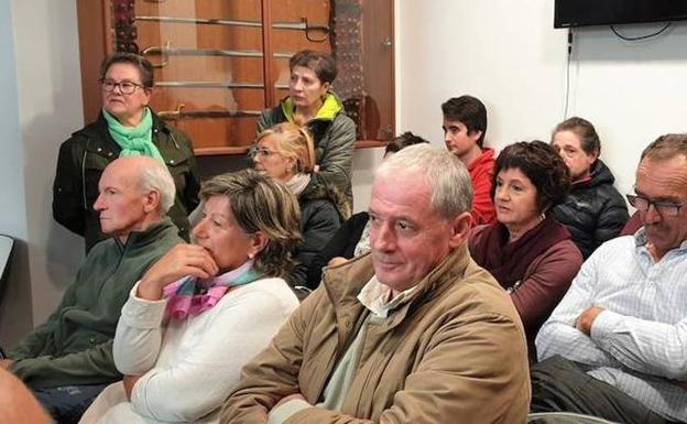 El público llenó el salón de plenos ante la demanda de una rebaja en el pago del IBI. 