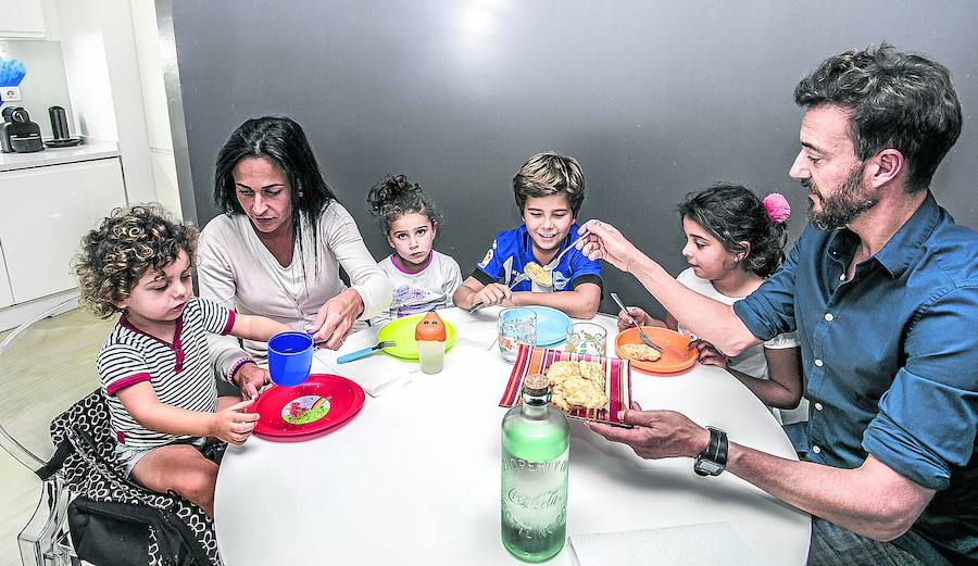 Beatriz González y Jorge Ortiz de Urtaran se sientan a la mesa con sus cuatro hijos, Luka, Noa, Amets y June, en las cenas y los fines de semana. 