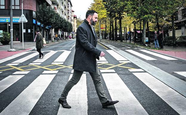 Santiago Abascal pasea ayer por el centro de Amurrio.