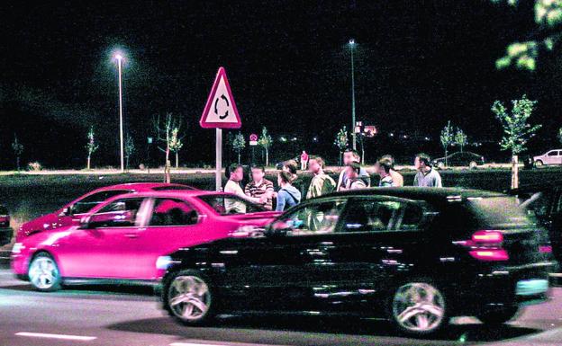 Dos turismos compiten en una carrera ilegal celebrada en Júndiz. 