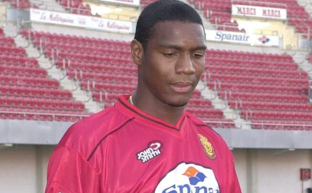 Harold Lozano en su presentación con el Mallorca en el año 2002