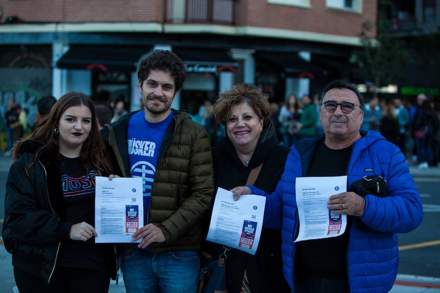 María Suárez y Eduardo Carretero, orgullosos ovetenses, quedaron maravillados cuando vieron a Muse en directo en Santiago de Compostela hace ya más de ocho años. Desde entonces, han permanecido atentos a todos sus lanzamientos y estaban deseosos de volverles a escuchar en vivo;