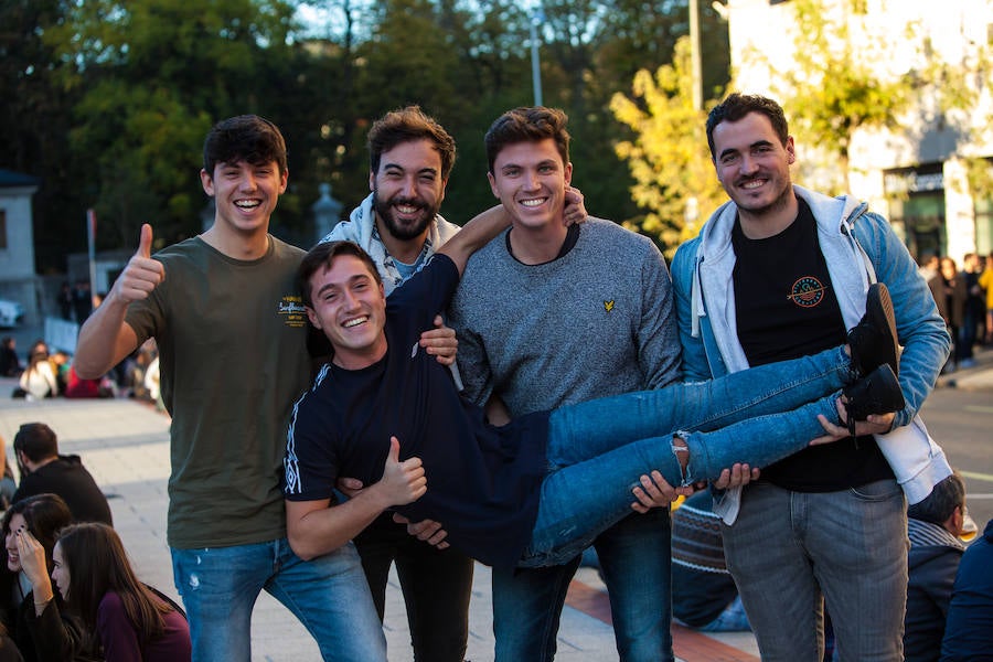 Los bilbaínos Iñigo de la Peña, Rubén Bernal, Iñigo Ramírez, Mikel Fradua e Iñigo Luzurraga apreciaban «el buen rollo» que se sentía en los aledaños de San Mamés desde unas cuantas horas antes del concierto.