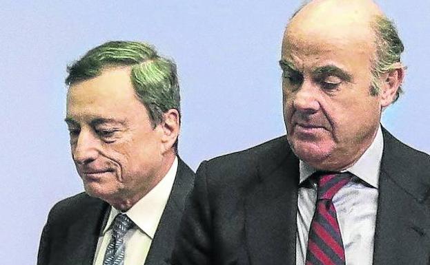 Mario Draghi con su vicepresidente, Luis de Guindos.