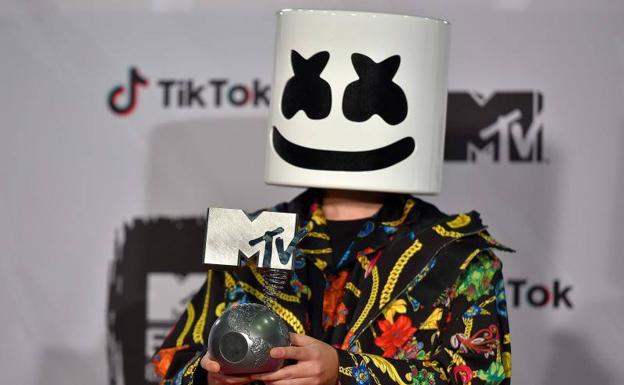 El DJ y productor estadounidense Marshmello posa con el premio que ha ganado en la gala de los MTV.