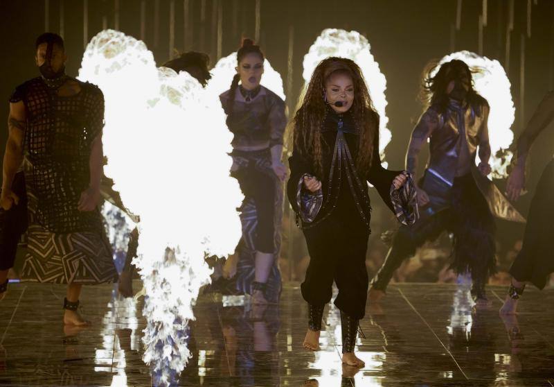 Janet Jackson entre fuego en el escenario.